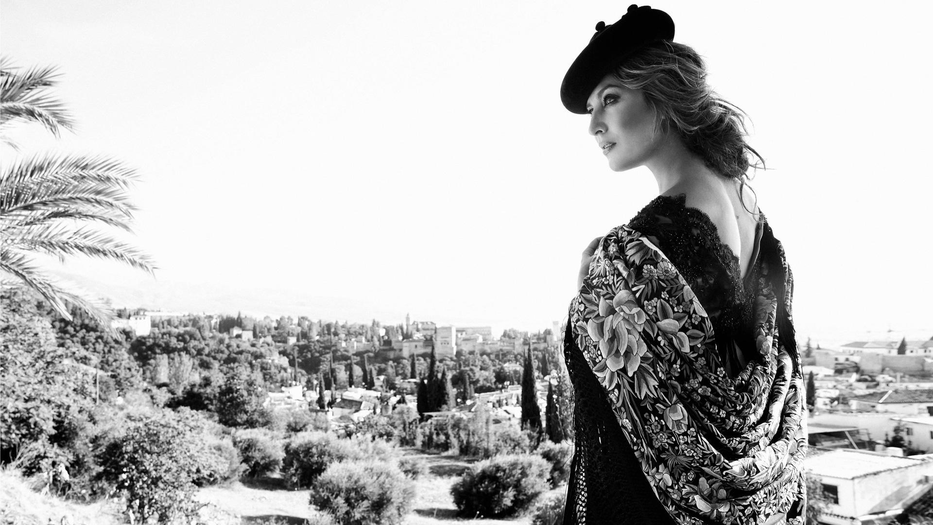 Estrella Morente, asomada a una panorámica de Granada, su ciudad natal, en una imagen promocional del espectáculo ‘Desde la cuna’