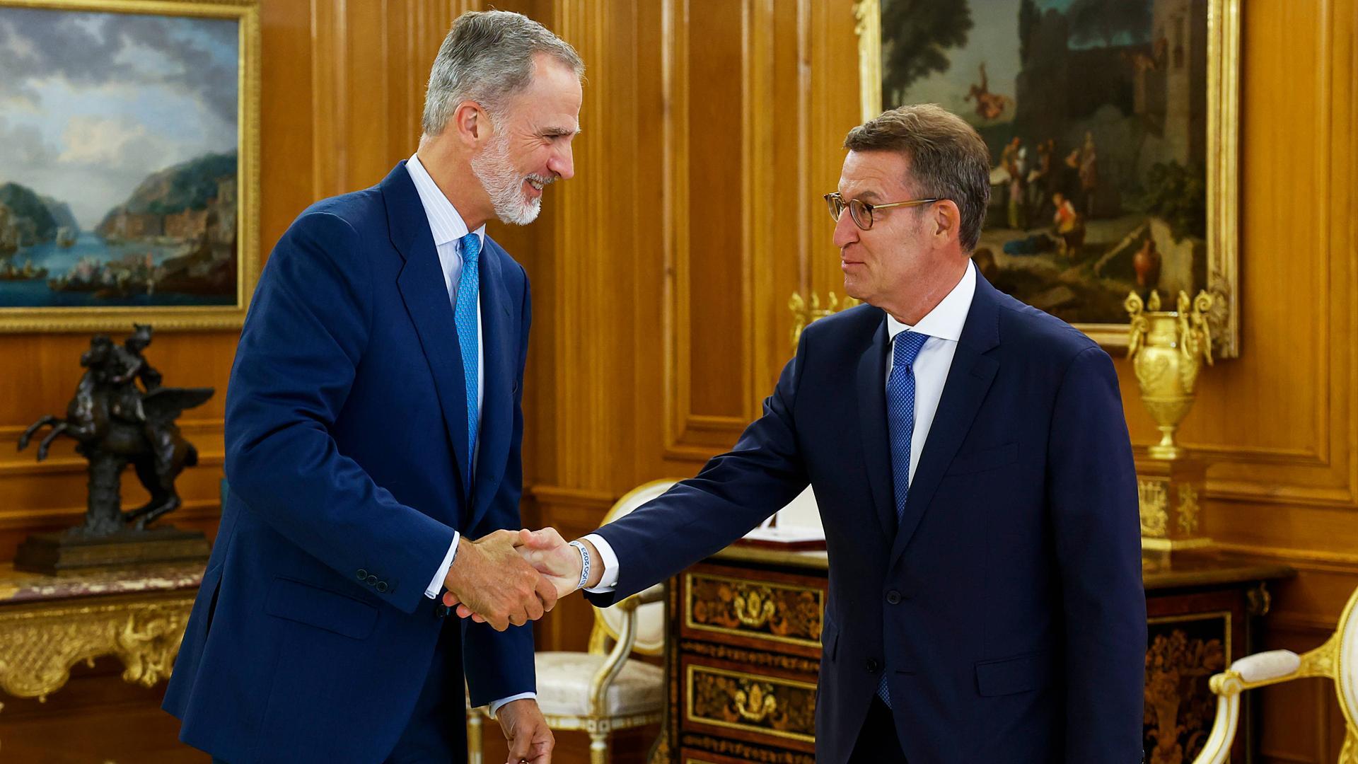El rey Felipe VI recibe al líder del PP, Alberto Núñez Feijóo (dcha) en la última de sus entrevistas con dirigentes políticos