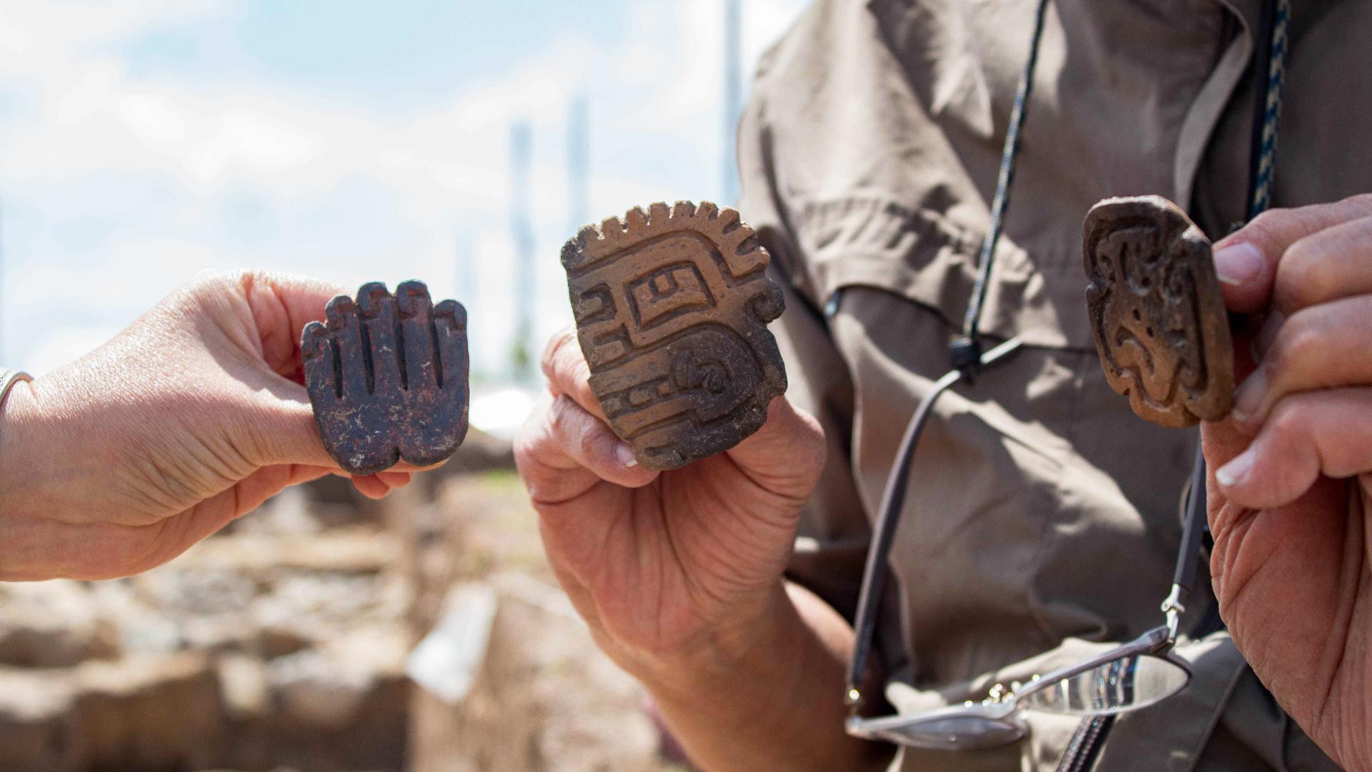Imagen cedida en la que se pueden apreciar algunos de los elementos encontrados durante los trabajos arqueológicos en Cajamarca