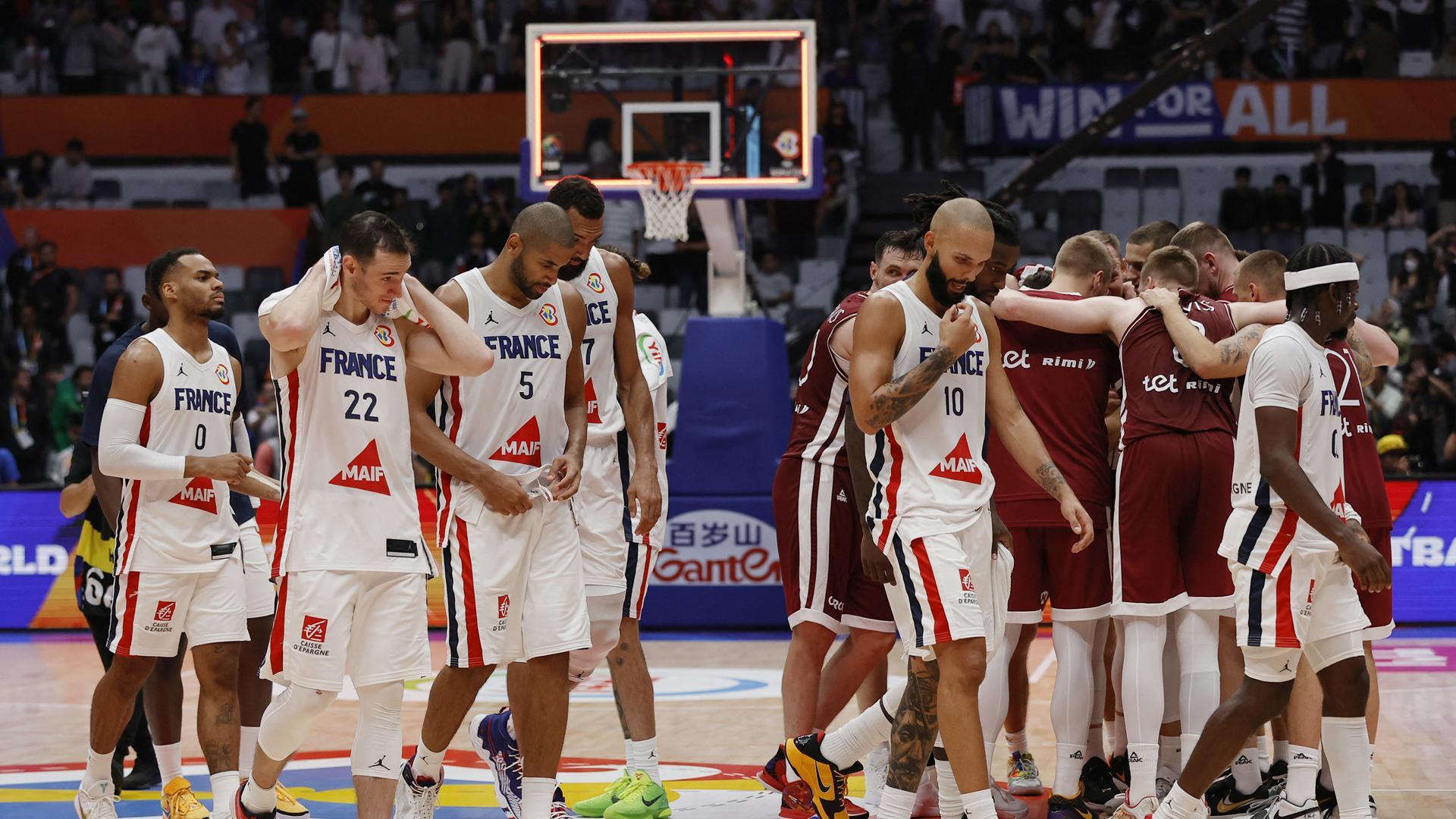 Los jugadores de Francia, cabizbajos tras ser eliminados del Mundial por Letonia