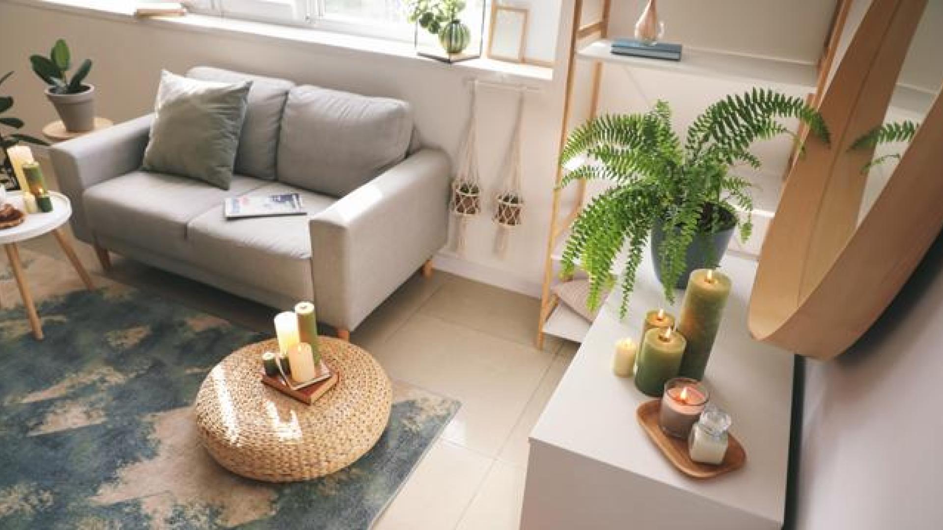 Para decorar un salón pequeño debemos colocar piezas con un tamaño acorde al espacio