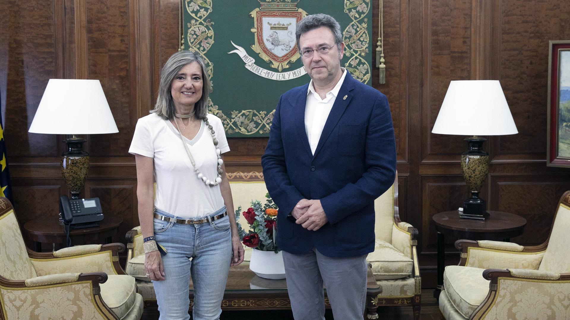 La alcaldesa de Pamplona, Cristina Ibarrola, con el Defensor del Pueblo de Navarra, Patxi Vera