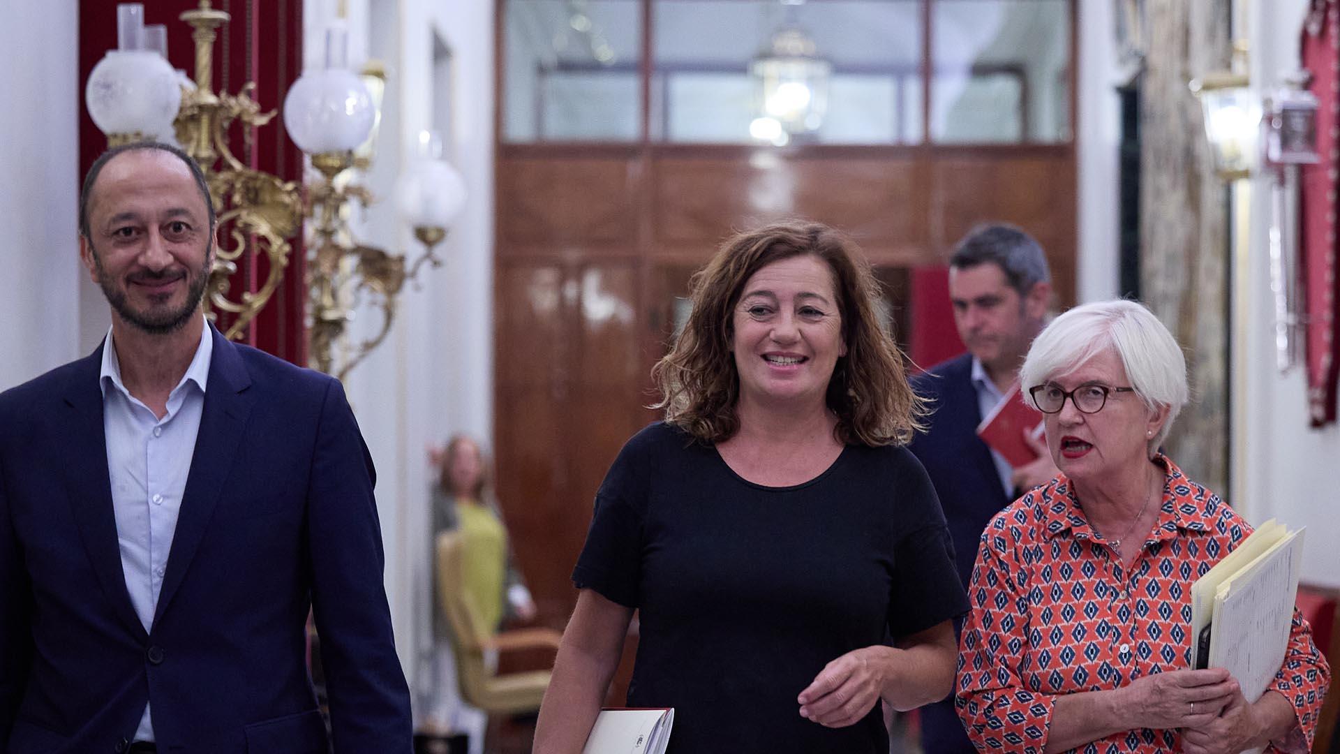 La presidenta del Congreso, Francina Armengol, junto al vicepresidente primero, Alfonso Rodríguez Gómez, y la secretaria segunda, Isaura Leal, a su llegada a la reunión de la Mesa del Congreso, este lunes