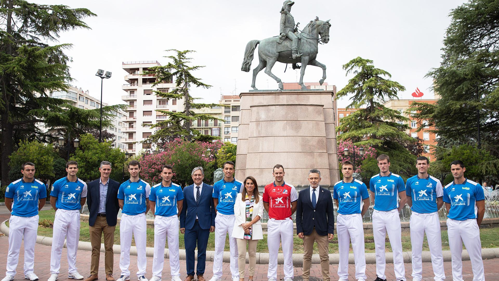 Diez de los doce pelotaris participantes en el Torneo San Mateo -con ausencia de Jaka y Altuna III- posan junto a patrocinadores y autoridades