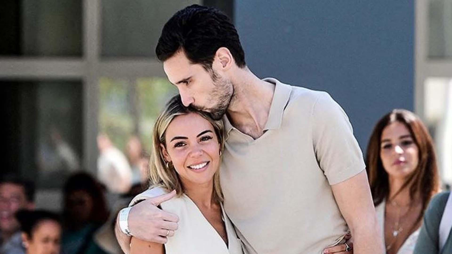 Sergio Rico y su esposa Alba Silva saliendo del hospital