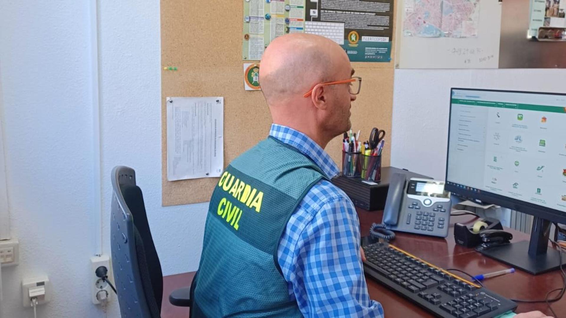 Un agente de la Guardia Civil, durante una investigación