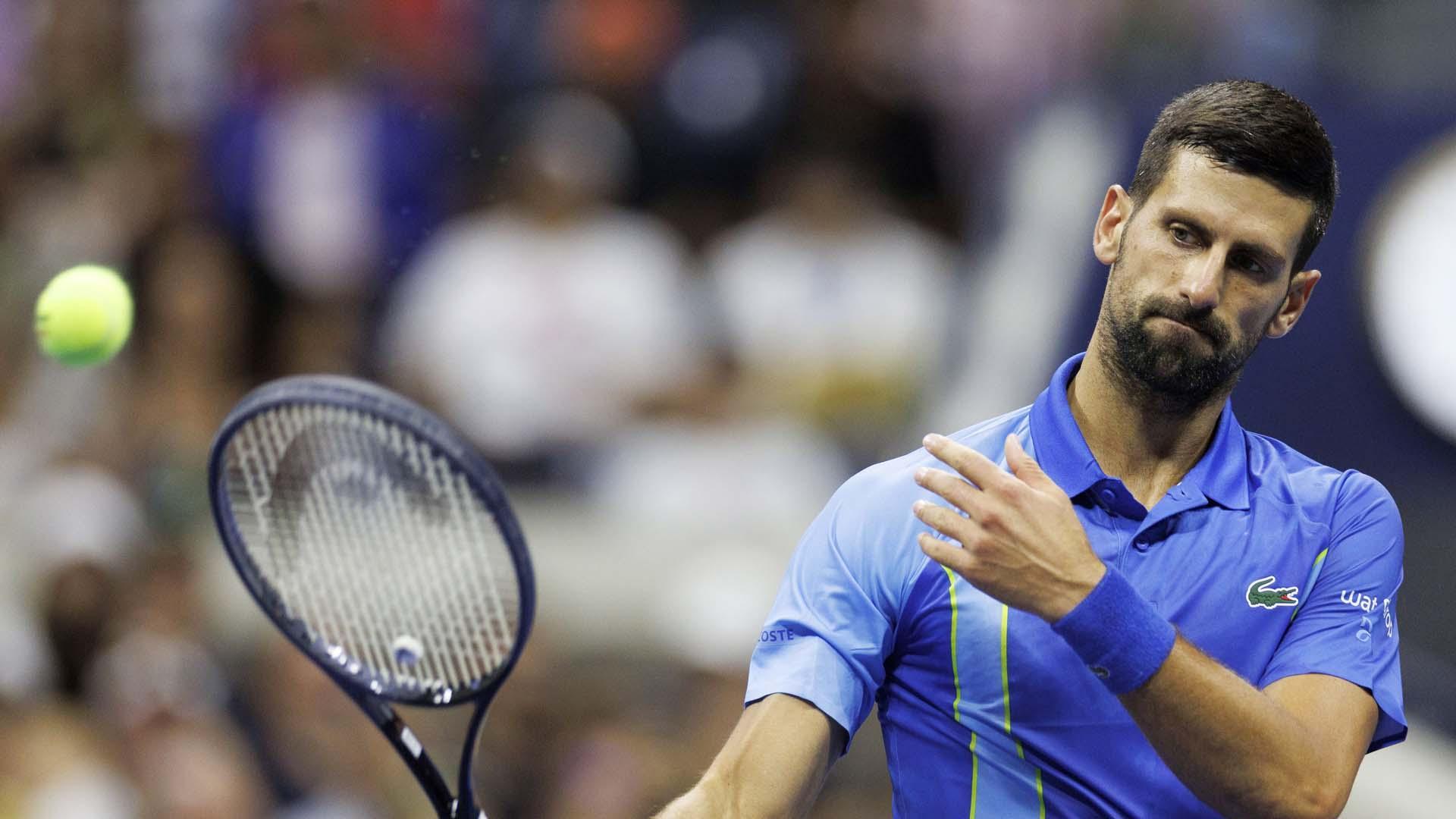 Novak Djokovic de Serbia devuelve la pelota a Alexandre Muller de Francia durante su partido de primera ronda en el US Open Tennis Championships en el USTA National Tennis Center en Flushing Meadows, Nueva York, EE.UU