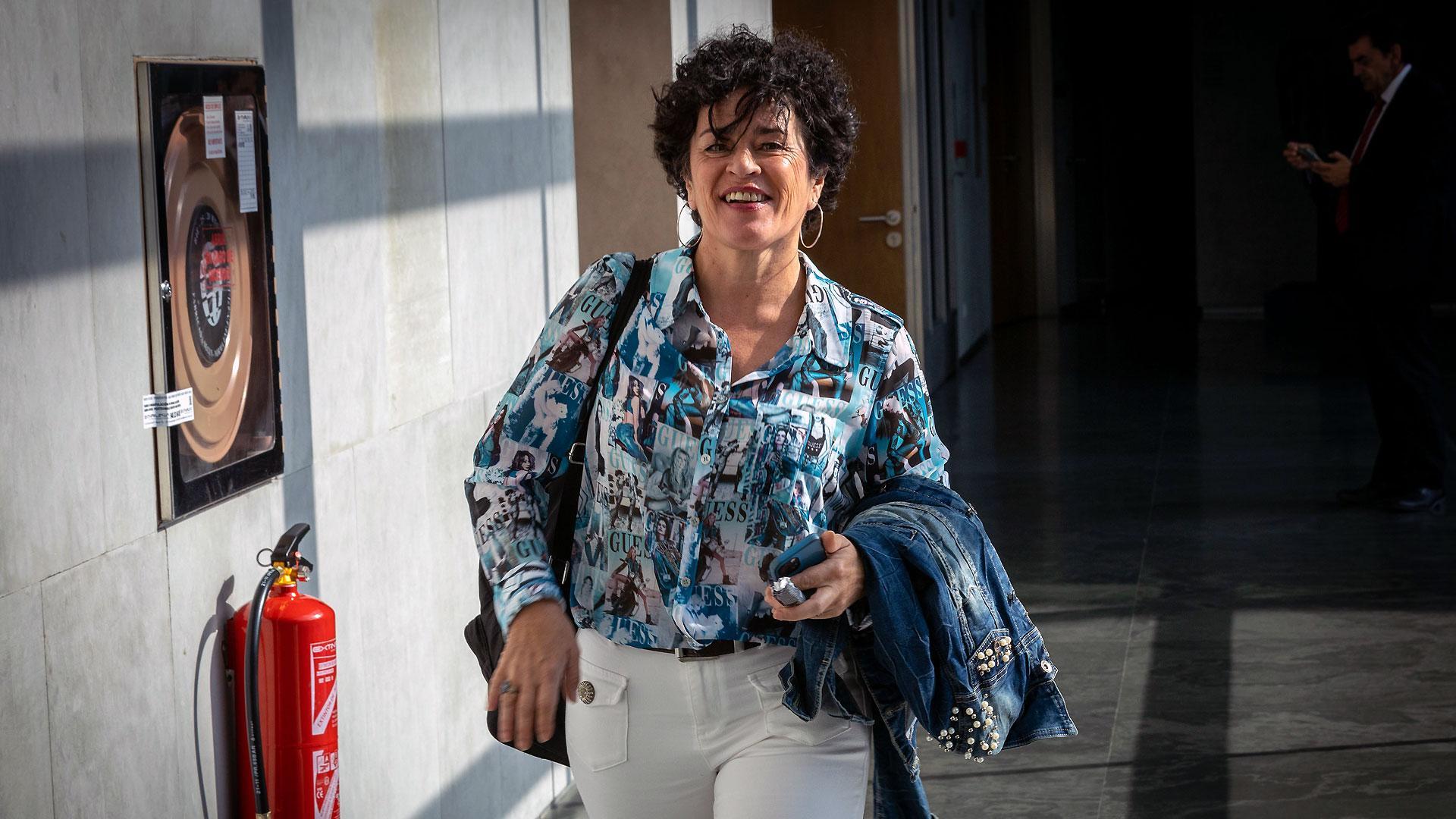 La socialista Inmaculada Jurío, en los pasillos del Parlamento de Navarra