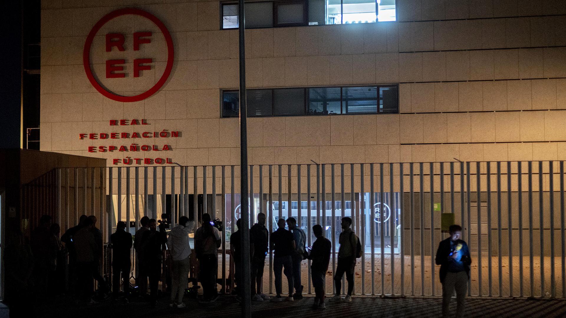 Medios de comunicación a las puertas de la RFEF durante el encuentro de presidentes territoriales