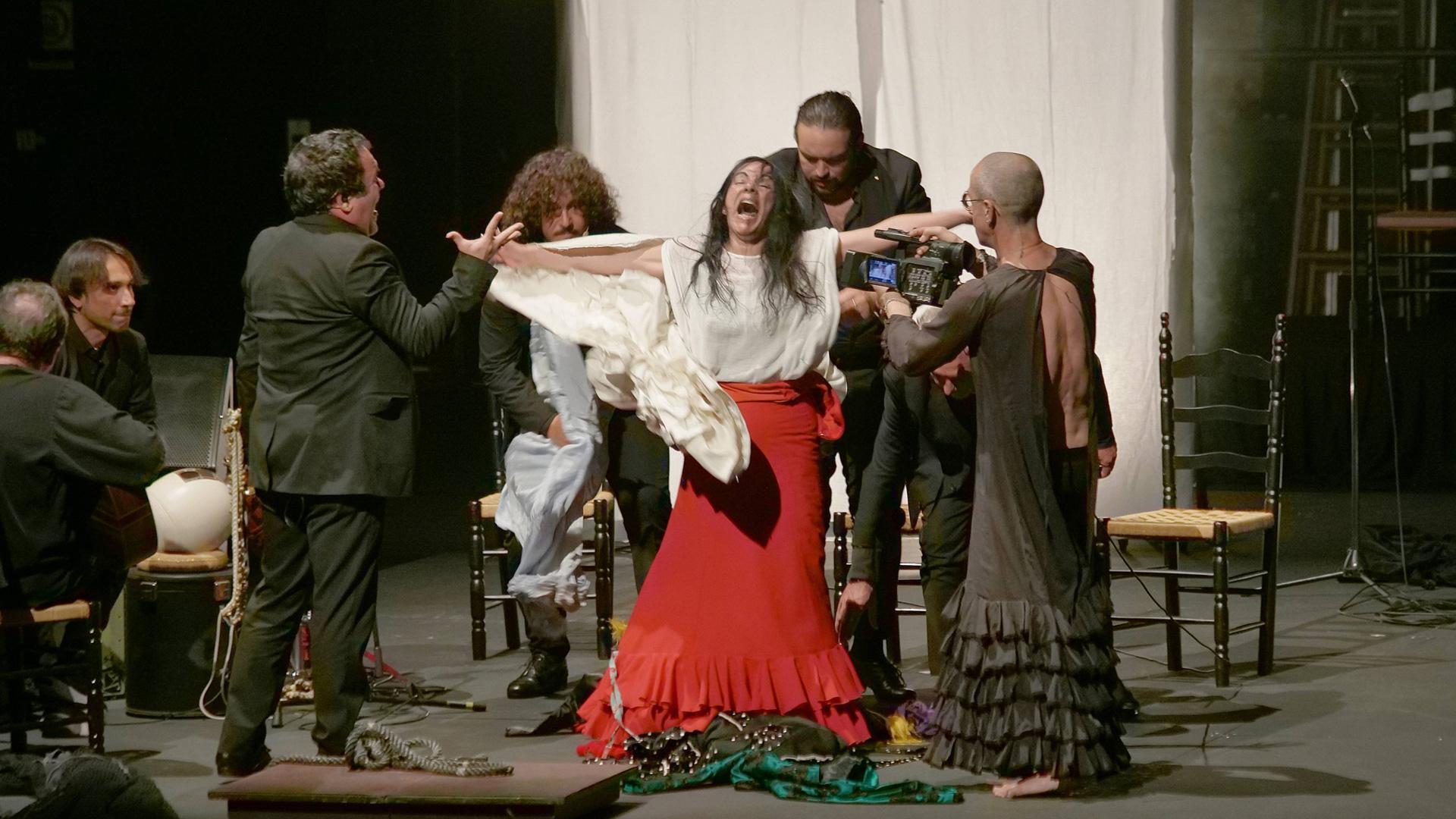 Eva Yerbabuena, en un momento del espectáculo ‘Re-fracción’. A la dcha., Juan Kruz