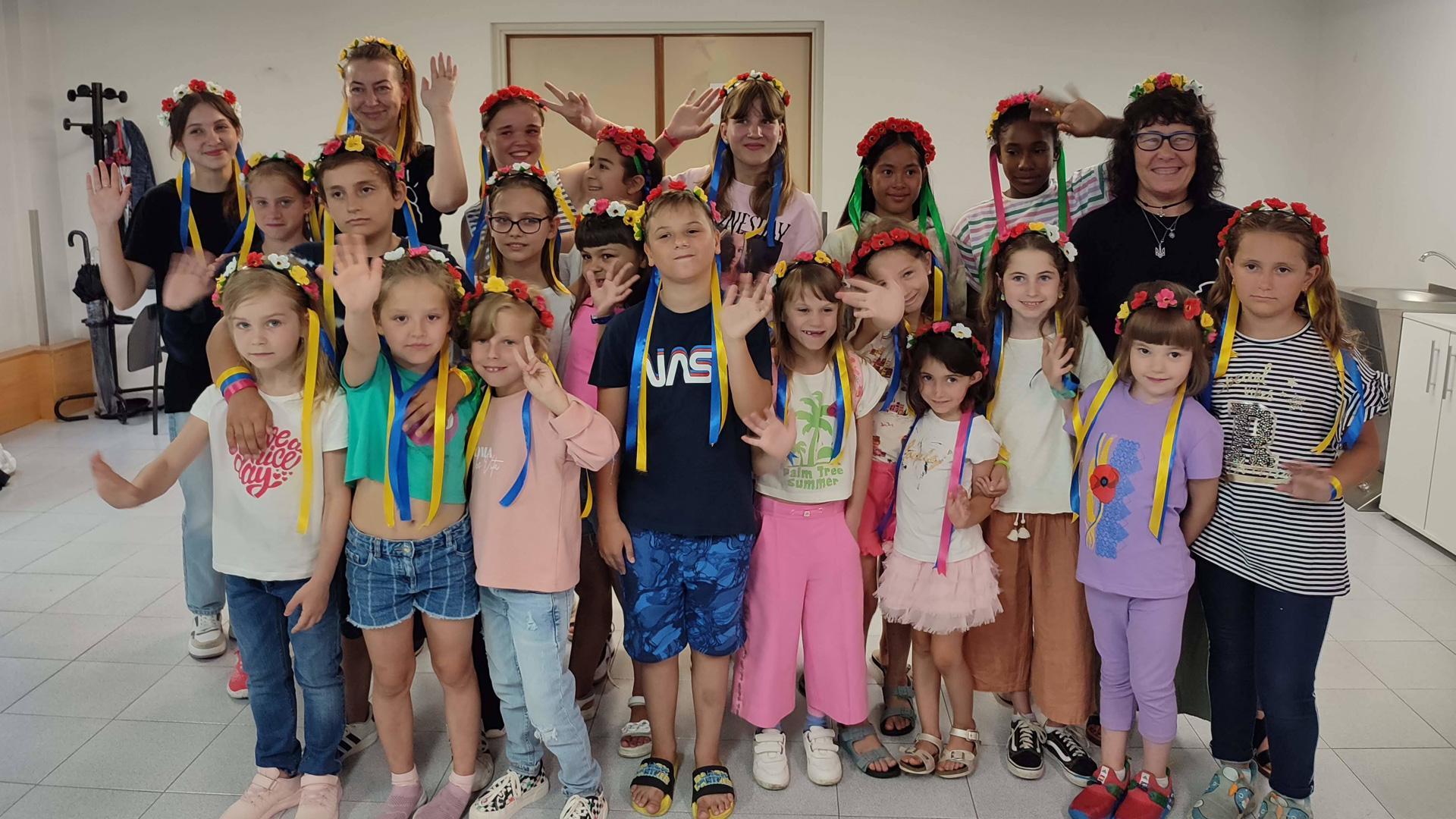 Parte del grupo de menores ucranianos, con coronas de flores ucranianas