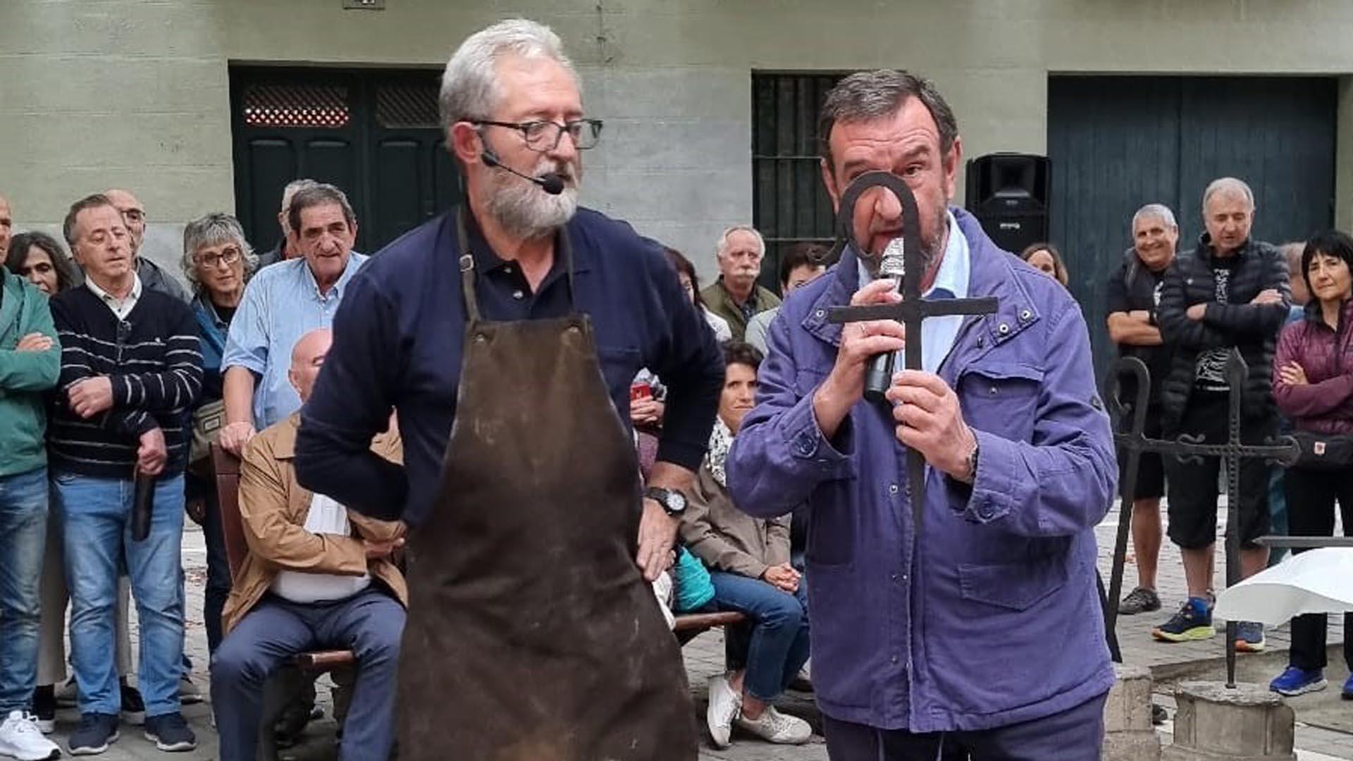 Pedro Mancho, junto a Juan Ramón Corpas, tras hacerle entrega de la Cruz de Roncesvalles
