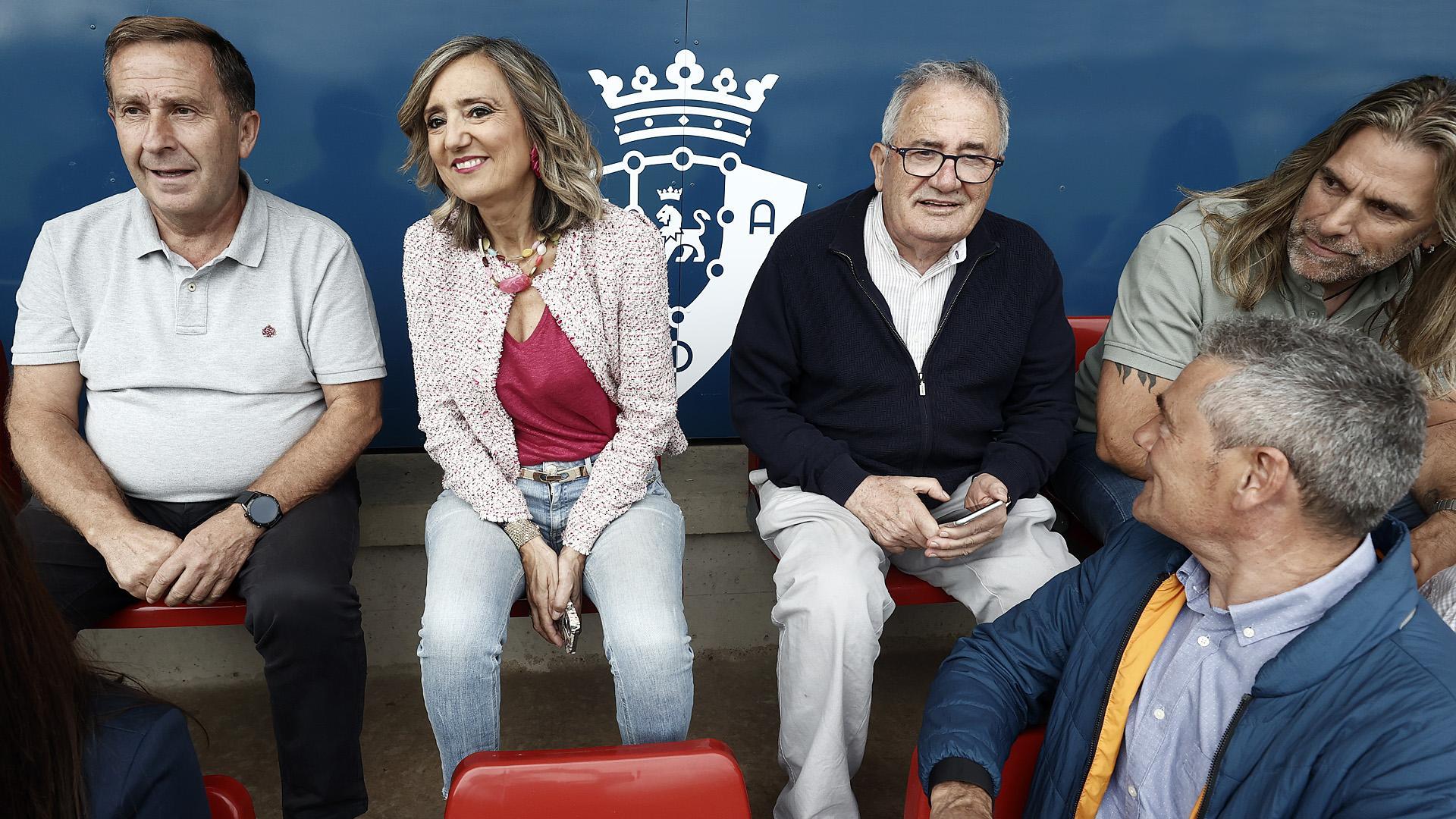De izda. a dcha., Rafa del Amo, Cristina Ibarrola, Luis Sabalza y César Muniáin conversan con José Andrés Burguete en le estreno de la Copa Sentimiento