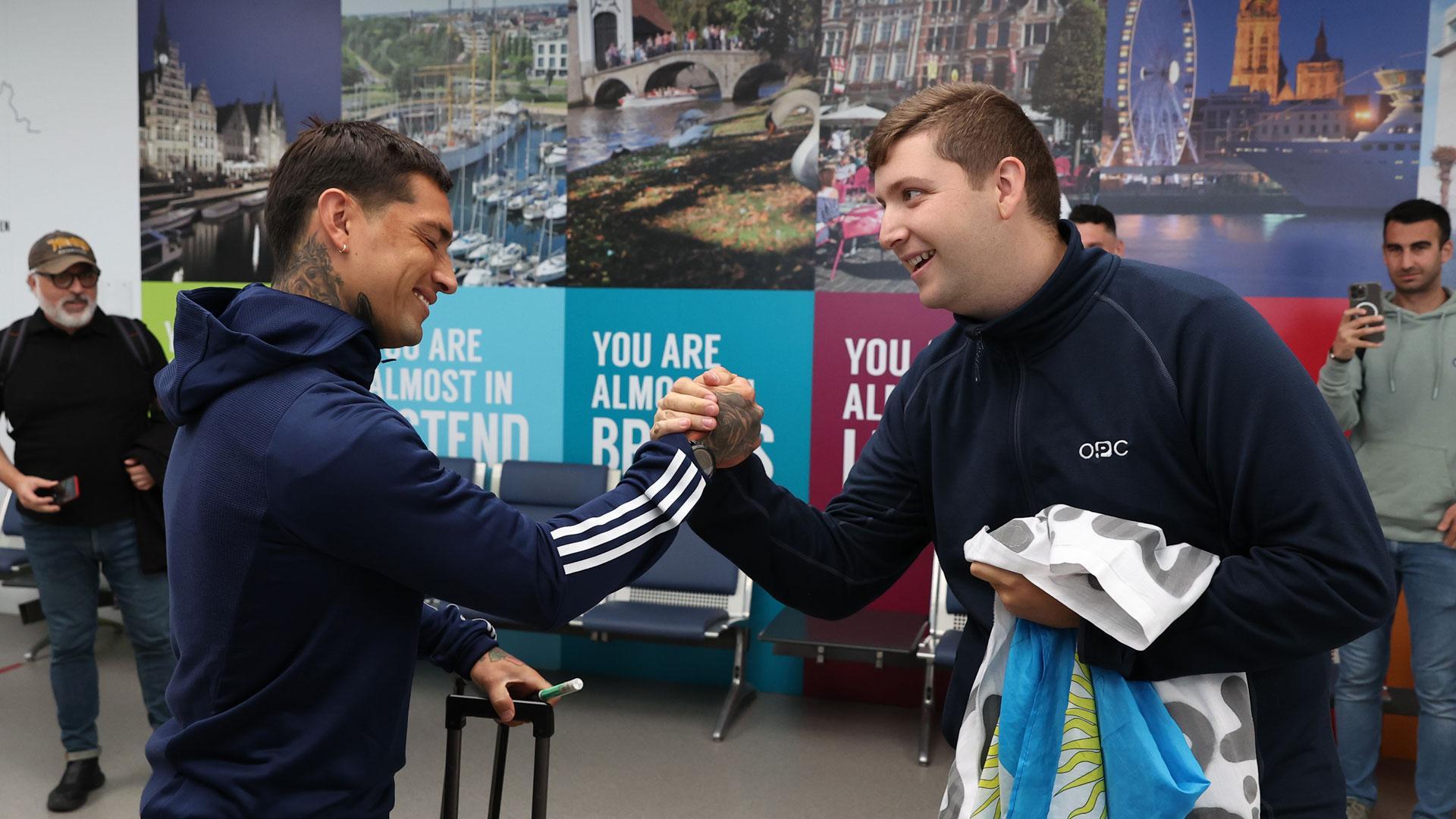 Chimy Ávila junto al aficionado en el aeropuerto de Ostende-Brujas