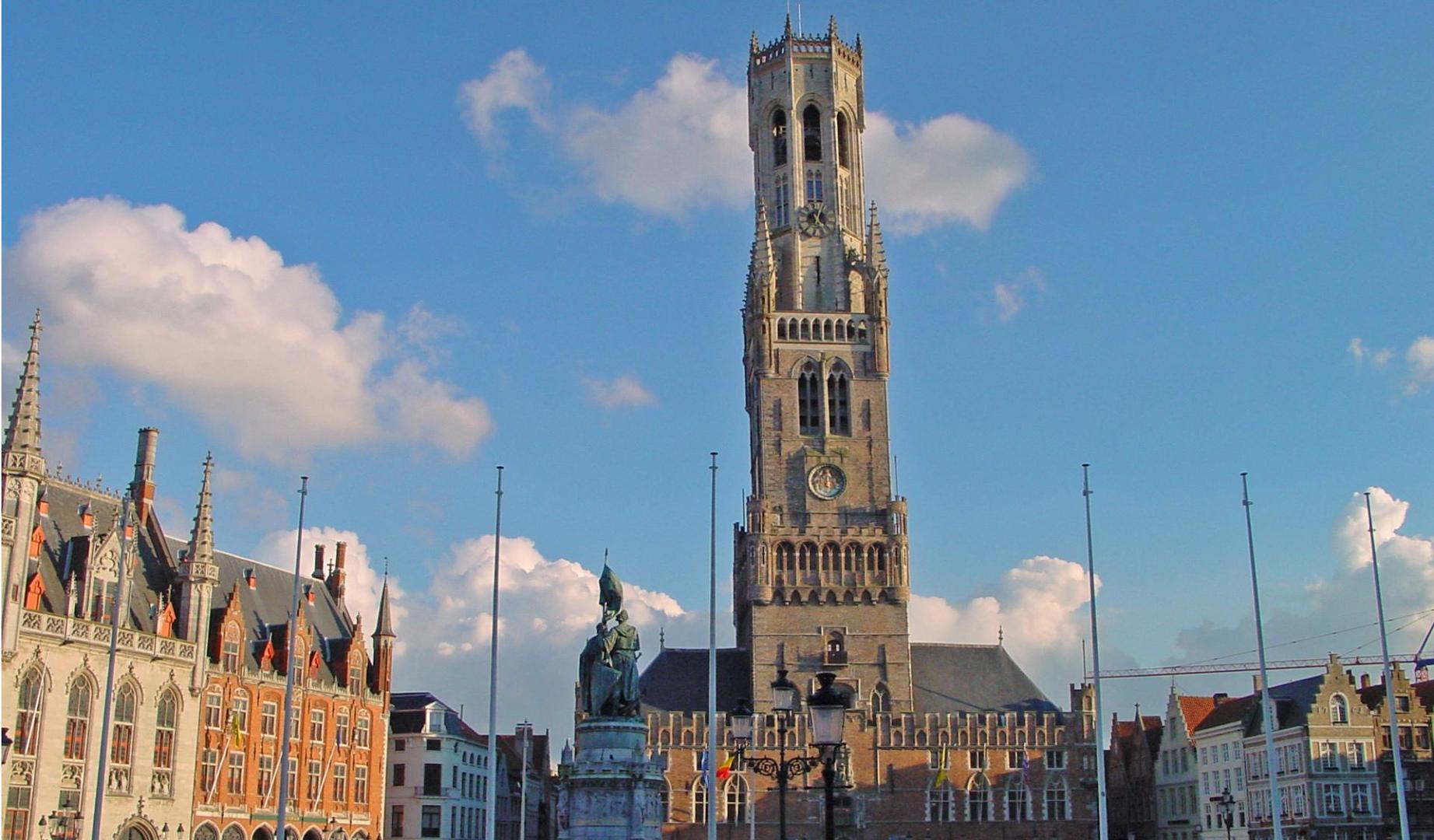 El campanario de Brujas, visto desde la Grand-Place