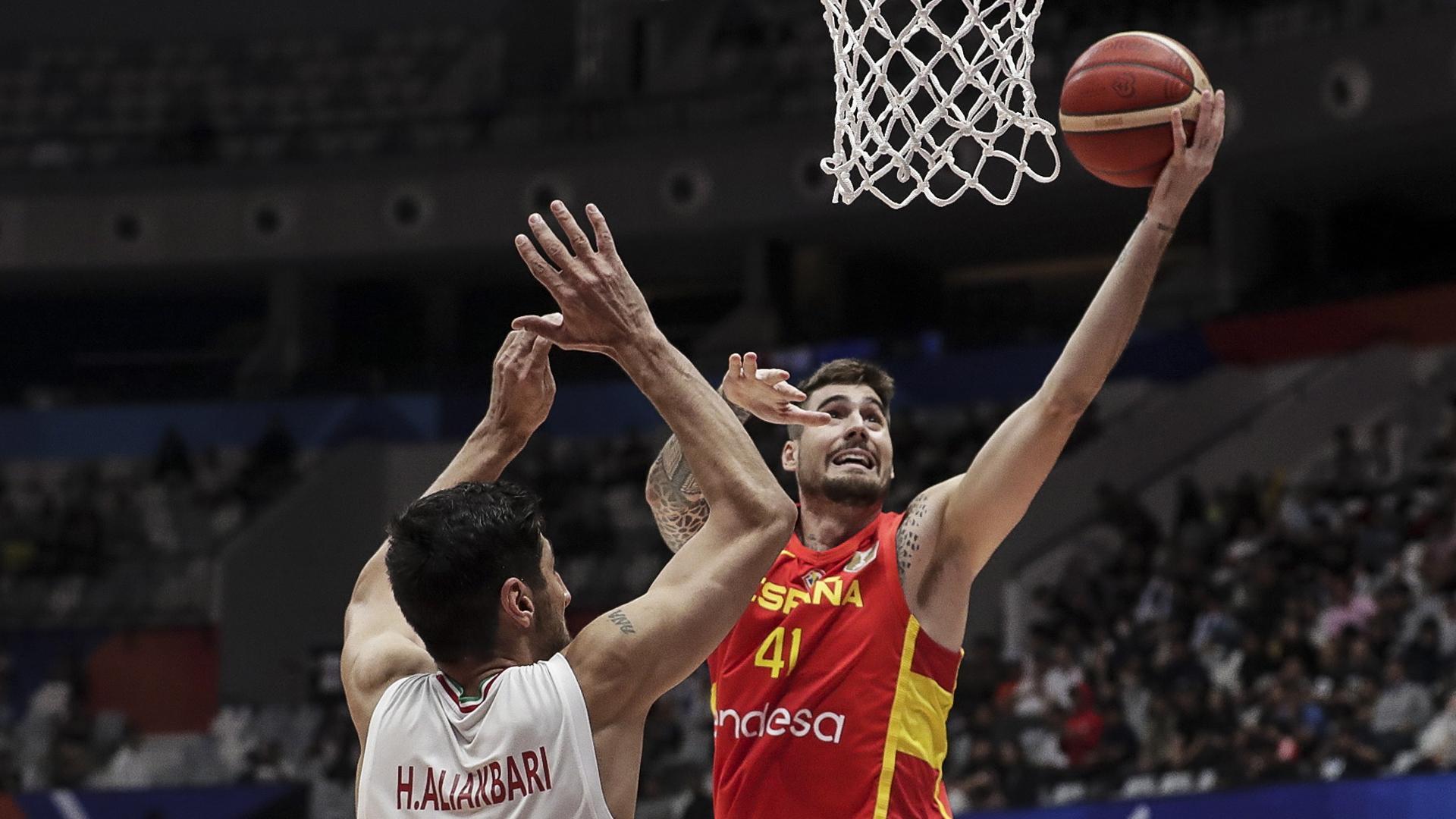 Juancho Hernangomez entra a canasta ante el iraní Hasan Aliakbari durante el encuentro del Mundial 2023
