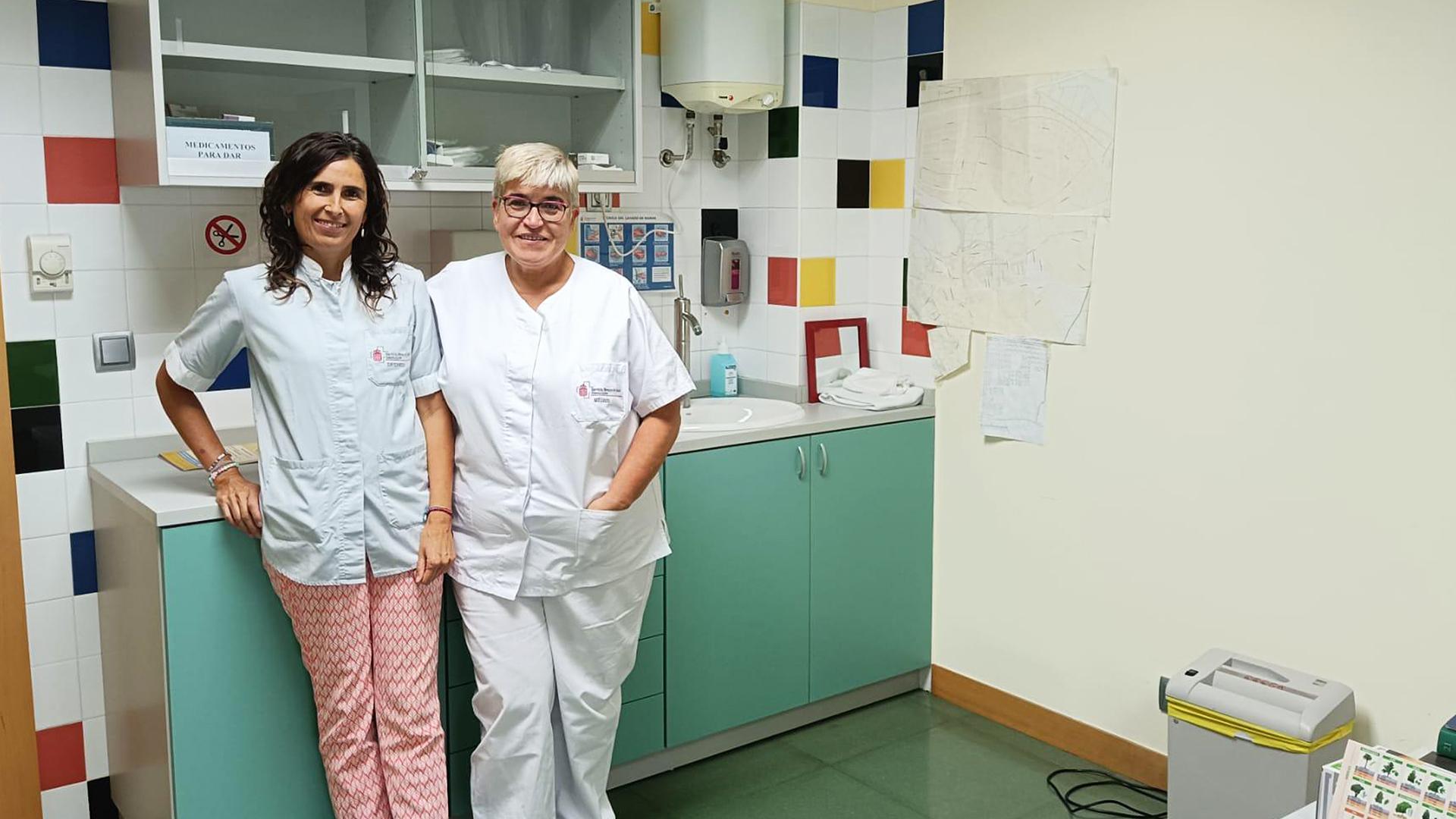 La enfermera Leire Gorricho y la médica Cristina Antón en la consulta de ésta última en el consultorio médico de Ayegui