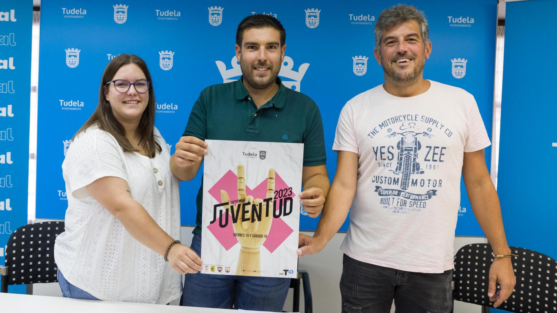 De izquierda a derecha: Iris Gil Sesma (Peña Beterri), El concejal de juventud Martín López Iñaki Arriazu Usoz (Peña Andatu)