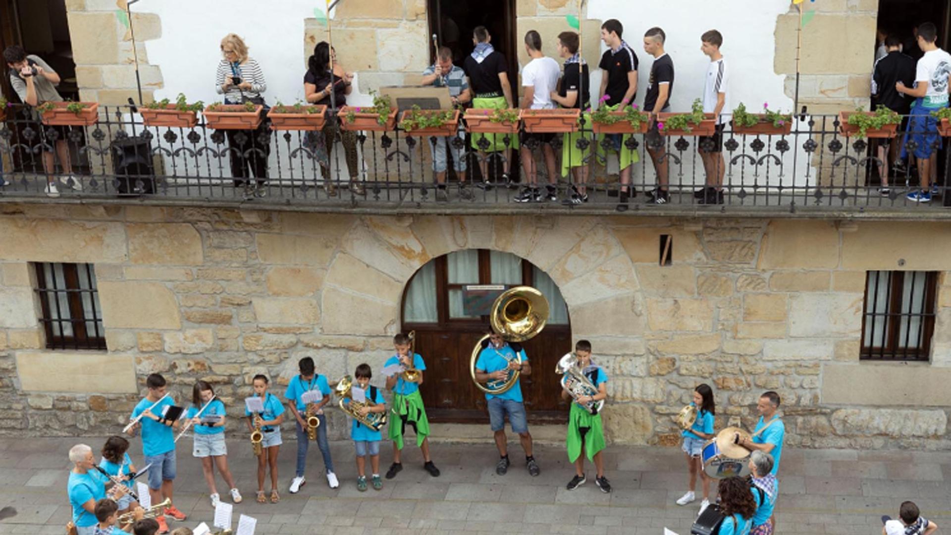Imanol Azpiroz, en el centro del balcón el pasado sábado cuando colocaba los cohetes para dar inicio a las fiestas de la localidad