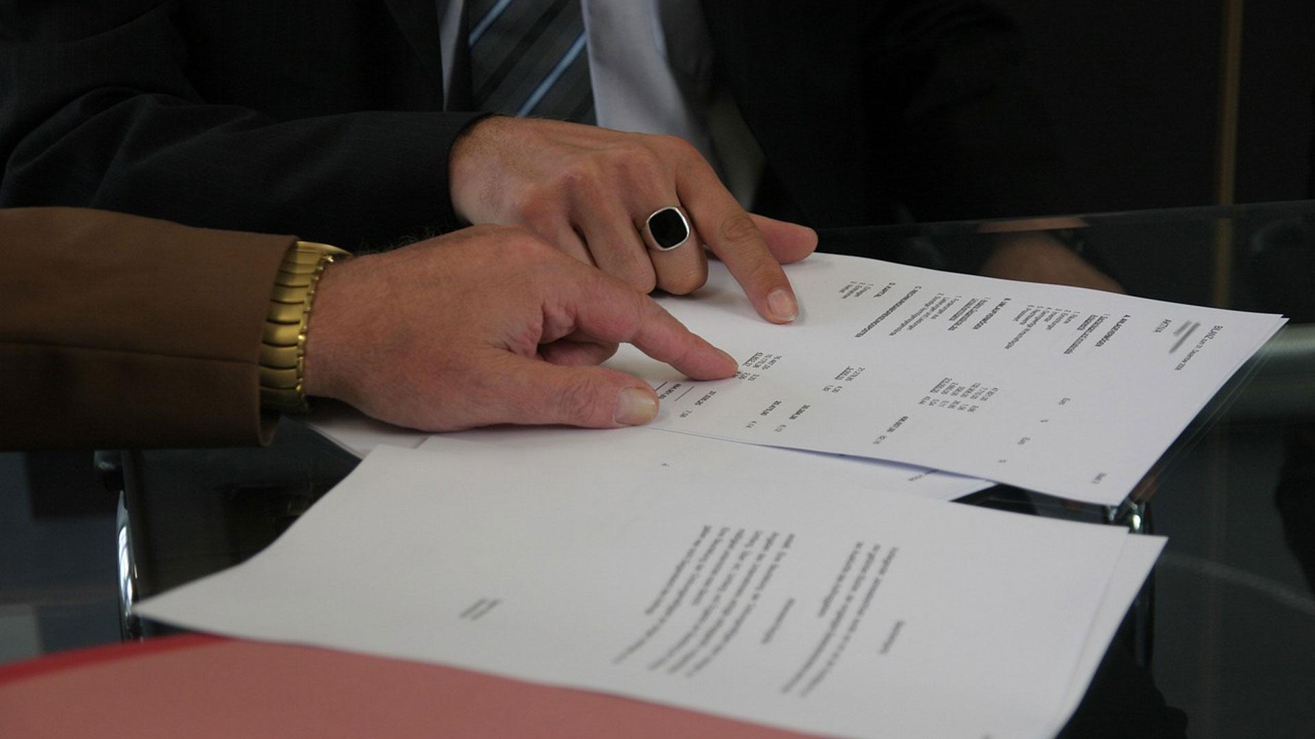 Dos personas revisan un contrato