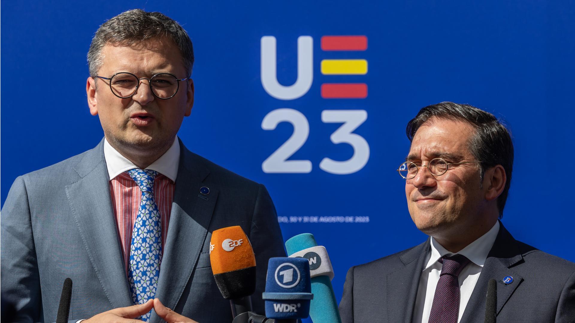 El ministro de Asuntos Exteriores, Unión Europea y Cooperación, José Manuel Albares (d), y su homólogo ucraniano, Dmitró Kuleba (i)