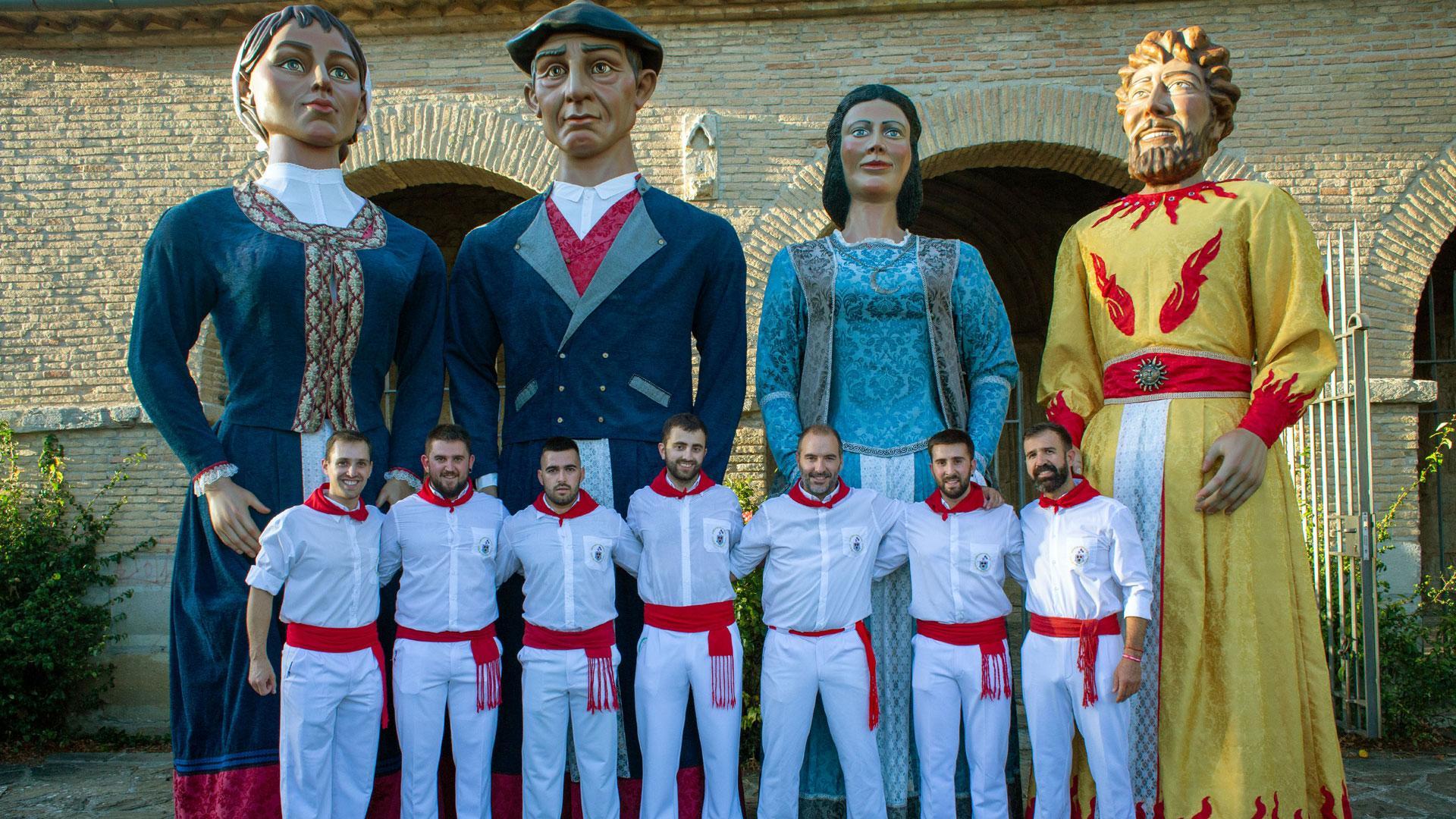 La comparsa de gigantes, ayer en su visita al chupinazo de la vecina Cizur Menor