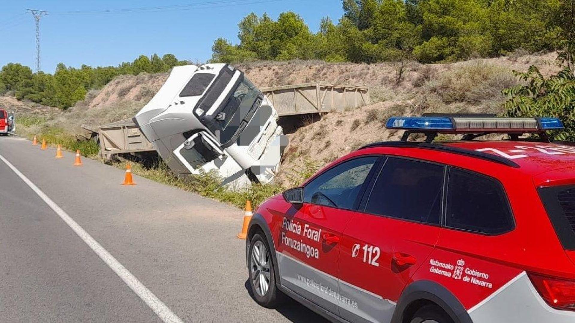 La Policía Foral atiende la salida de vía del camión