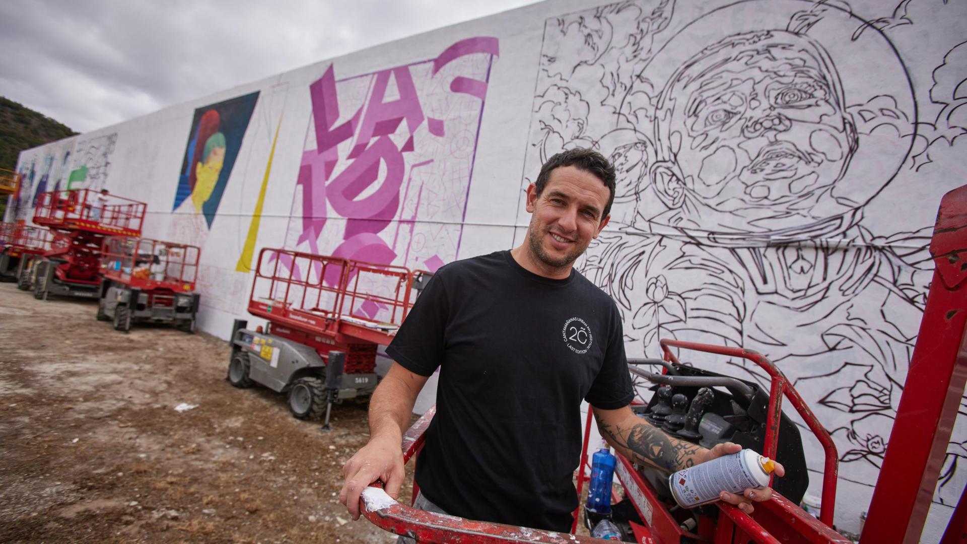 Jabi Landa, Corte, junto el gran mural en el que trabajan siete artistas dentro de la última edición del festival Cantamañanas