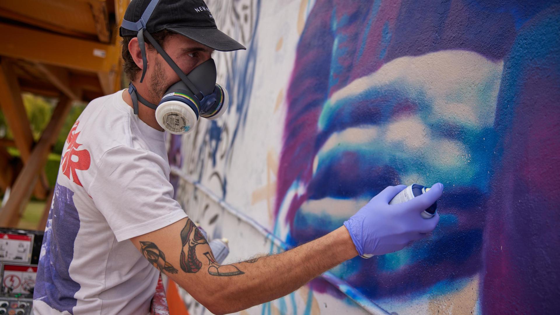 Peio Iglesias trabaja en su mural en la calle Olaz-Chipi