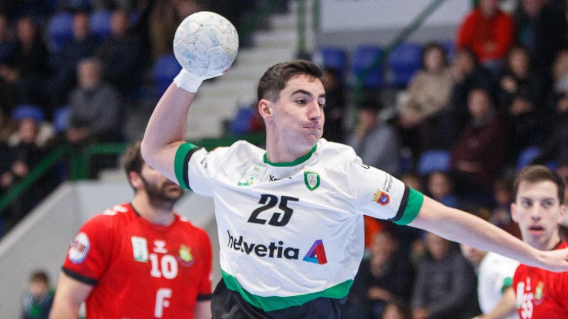 El pivote Josu Arzoz se prepara para un lanzamiento durante un partido