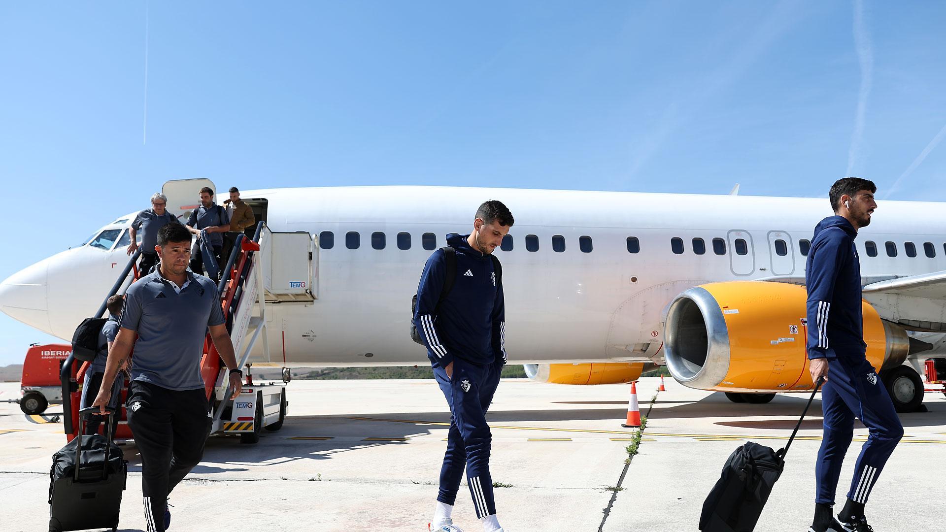 Los jugadores de Osasuna, este viernes nada más descender del avión en el aeropuerto de Noáin