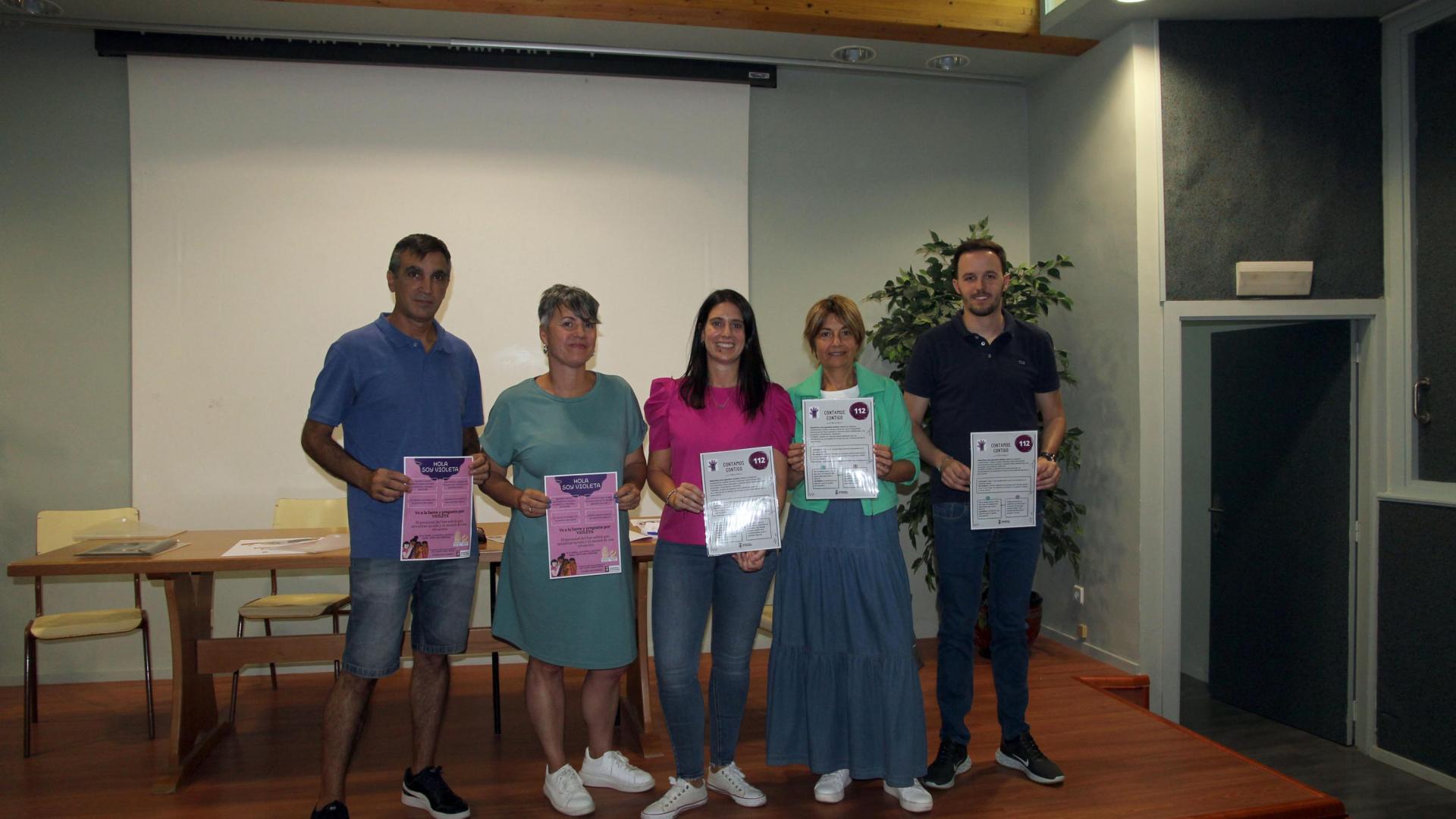 De izquierda a derecha: Ángel Manuel Chivite (director del cortometraje), Anabel Chivite (concejala), Ana León (técnica del Ayuntamiento); y los concejales Juncal Álvarez y Jaime Aliaga
