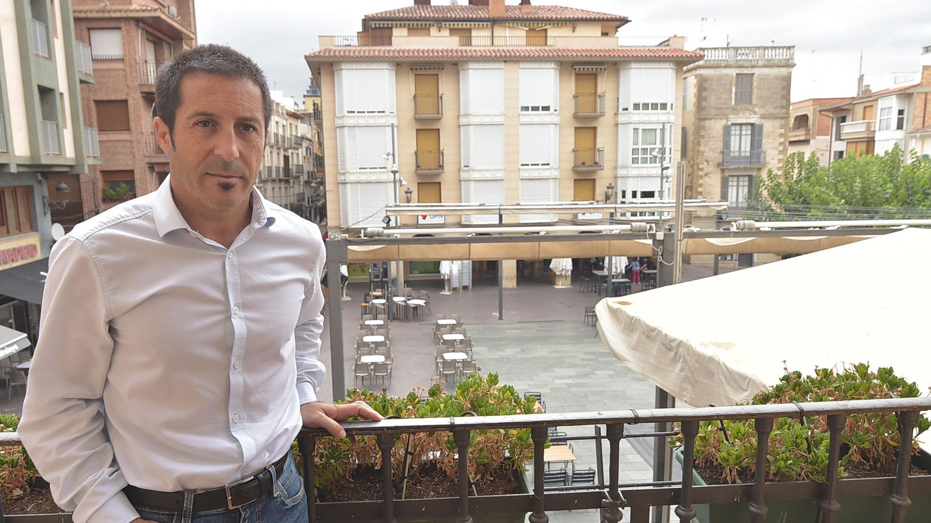 Juan Carlos Castillo en el balcón que asoma a la plaza Principal de Peralta
