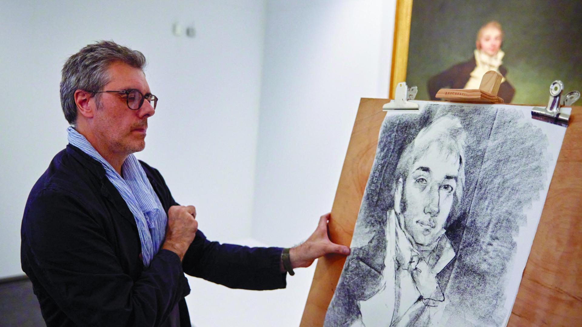 Stéphane Levallois, este jueves, en el Museo de Navarra, pintando su versión sobre la obra de Goya 'Retrato del Marqués de San Adrián'