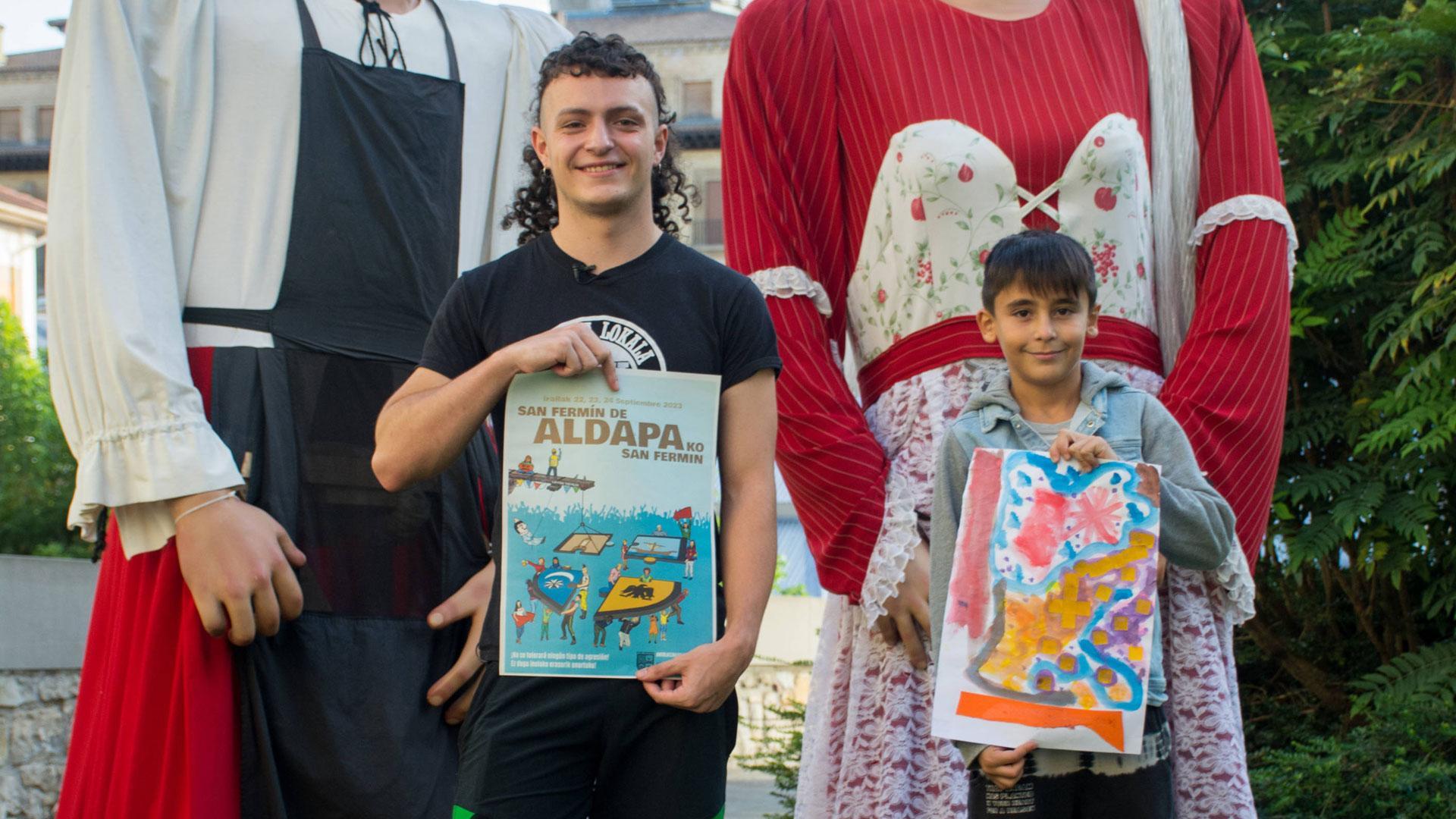 Ander Aranguren y Markel Lazkano posan con sus carteles