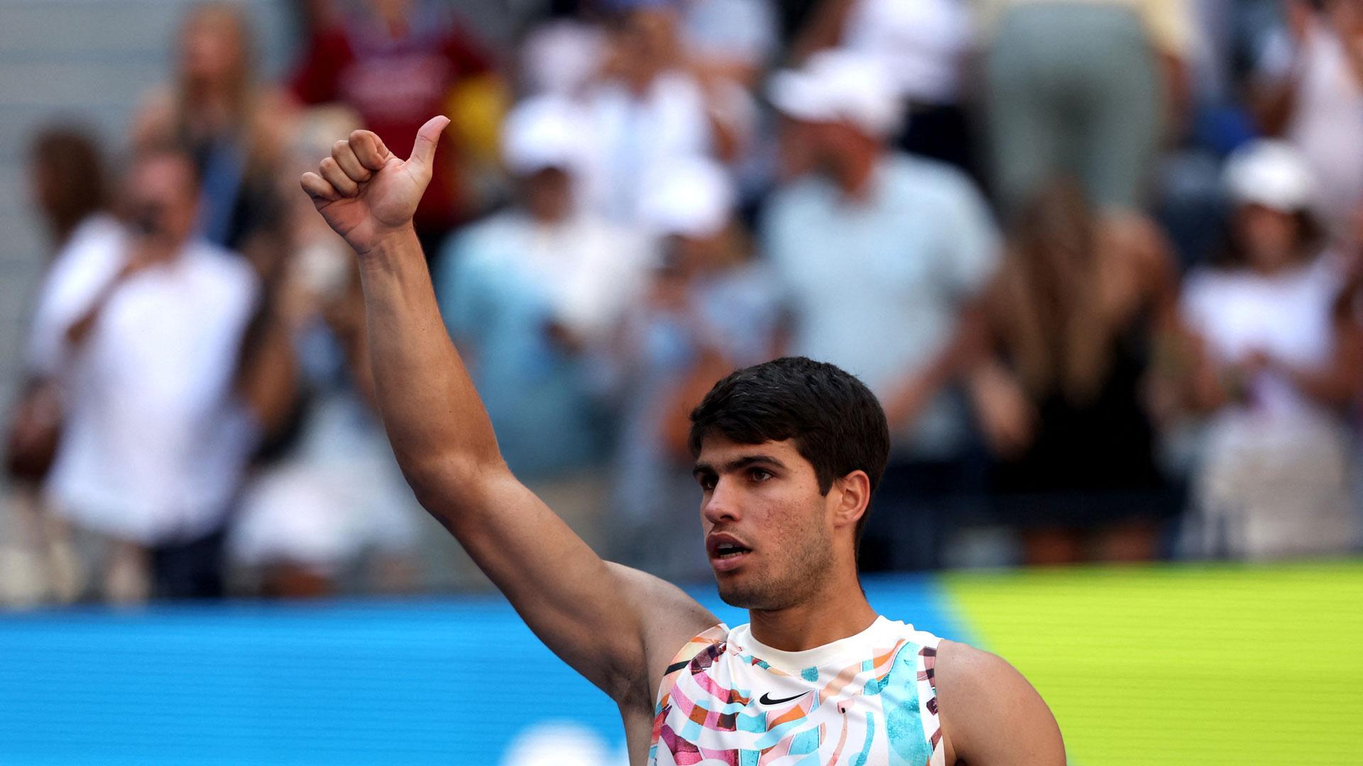 Carlos Alcaraz celebra su clasificación para se clasificó este sábado para los octavos de final del US Open