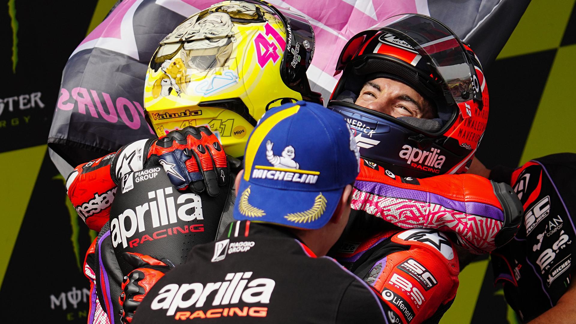 Espargaró, de espaldas, celebra su victoria