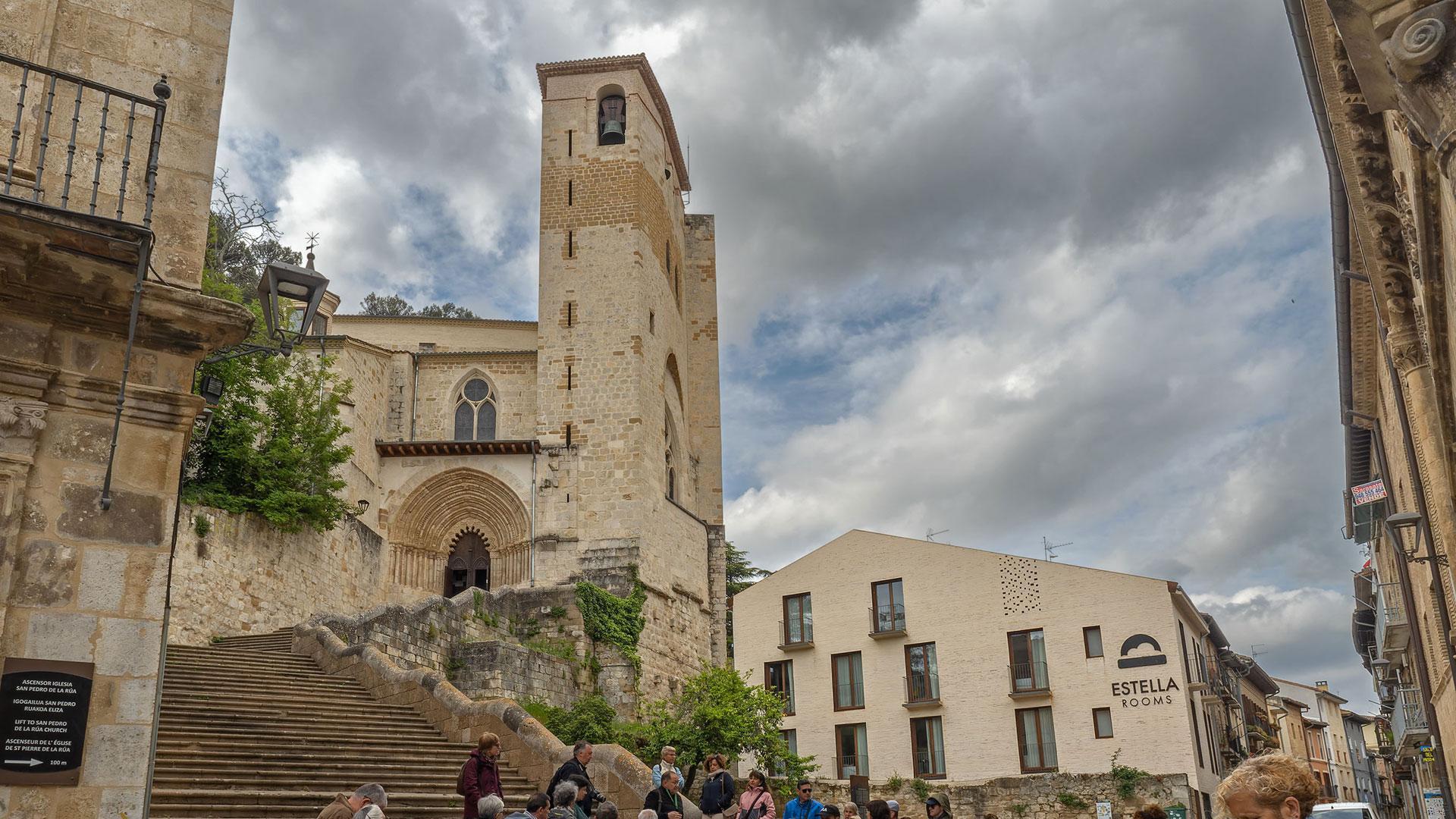 Turistas en una visita guiada, este año en Estella