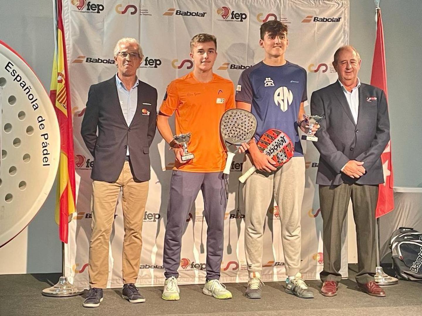 Aimar Goñi y su compañero Eneko Arija, alzando el bronce