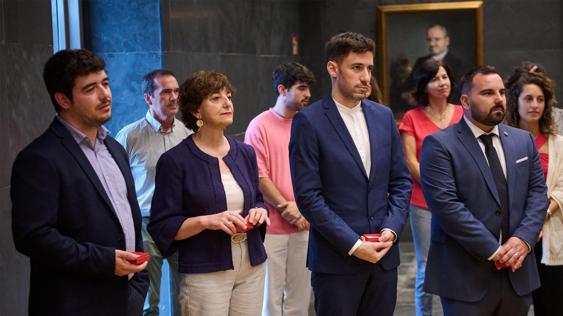 Miguel Garrido, Isabel Aranburu, Ibai Crespo y Carlos Mena, a la izquierda, durante su toma de posesión