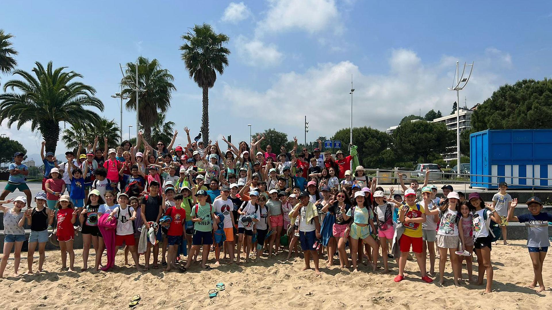 Un grupo de escolares, en la playa durante una de las actividades de las Colonias de Hondarribia