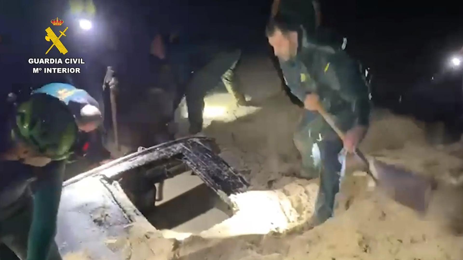 Momento de la recuperación del coche arrastrado por la corriente
