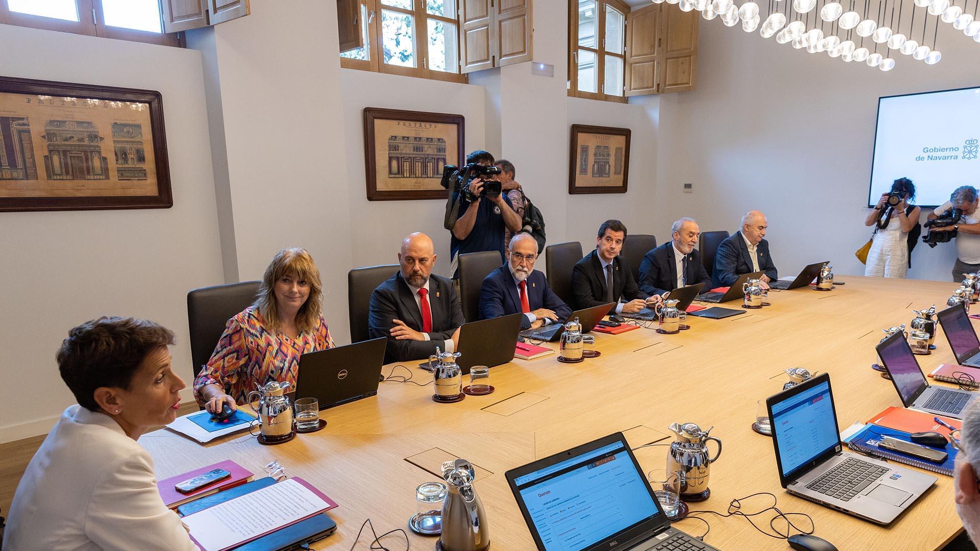 Fotos de la primera sesión de gobierno del Ejecutivo foral en el Palacio de Navarra.