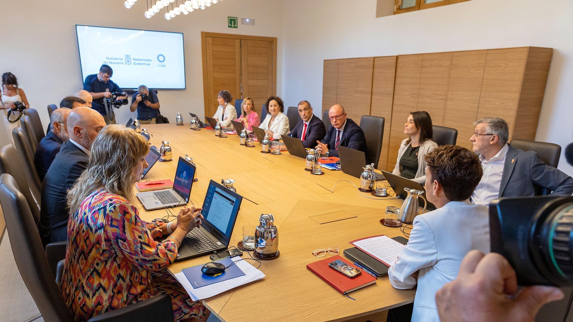 Fotos de la primera sesión de gobierno del Ejecutivo foral en el Palacio de Navarra.