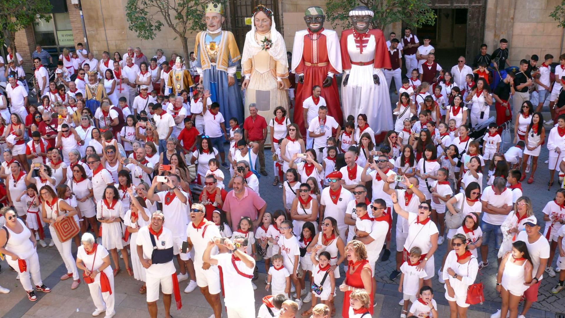 Imagen del cohete del Día del Niño de las fiestas de Cintruénigo de 2022, con los gigantes, que este año estrenarán vestidos, al fondo