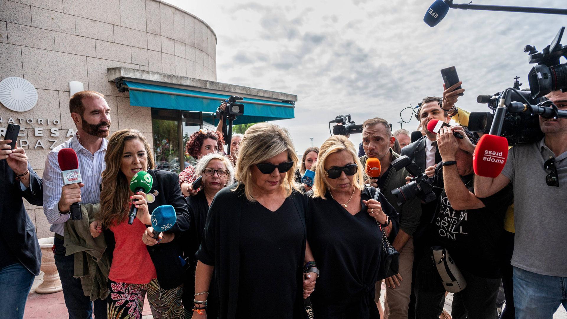 Terelu Campos (i) y su hermana Carmen Borrego, a su llegada al tanatorio de La Paz de Tres Cantos