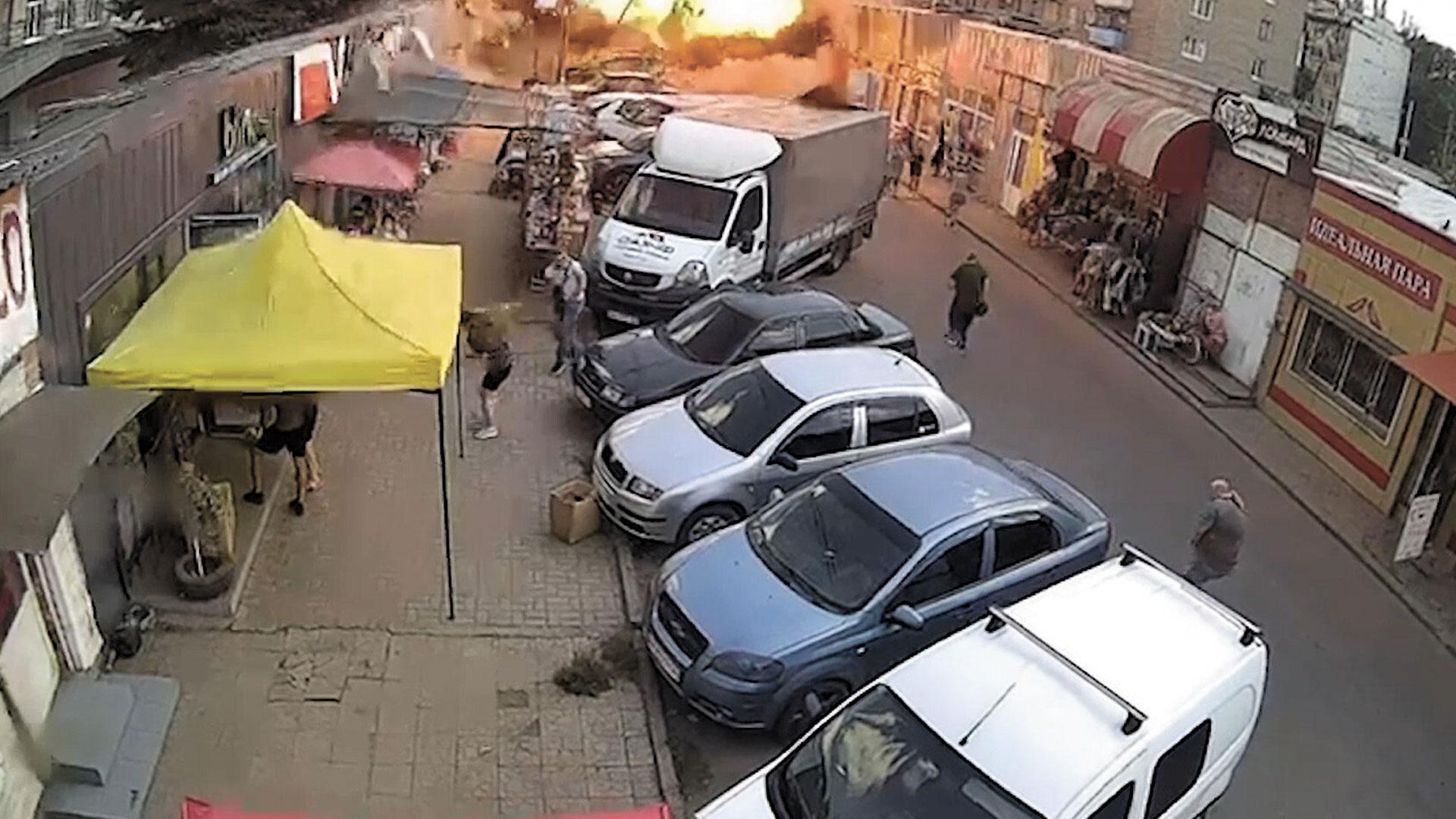 Momento en que el misil ruso impacta en el mercado de Konstantinovka, recogido por una cámara de vídeo en esa calle