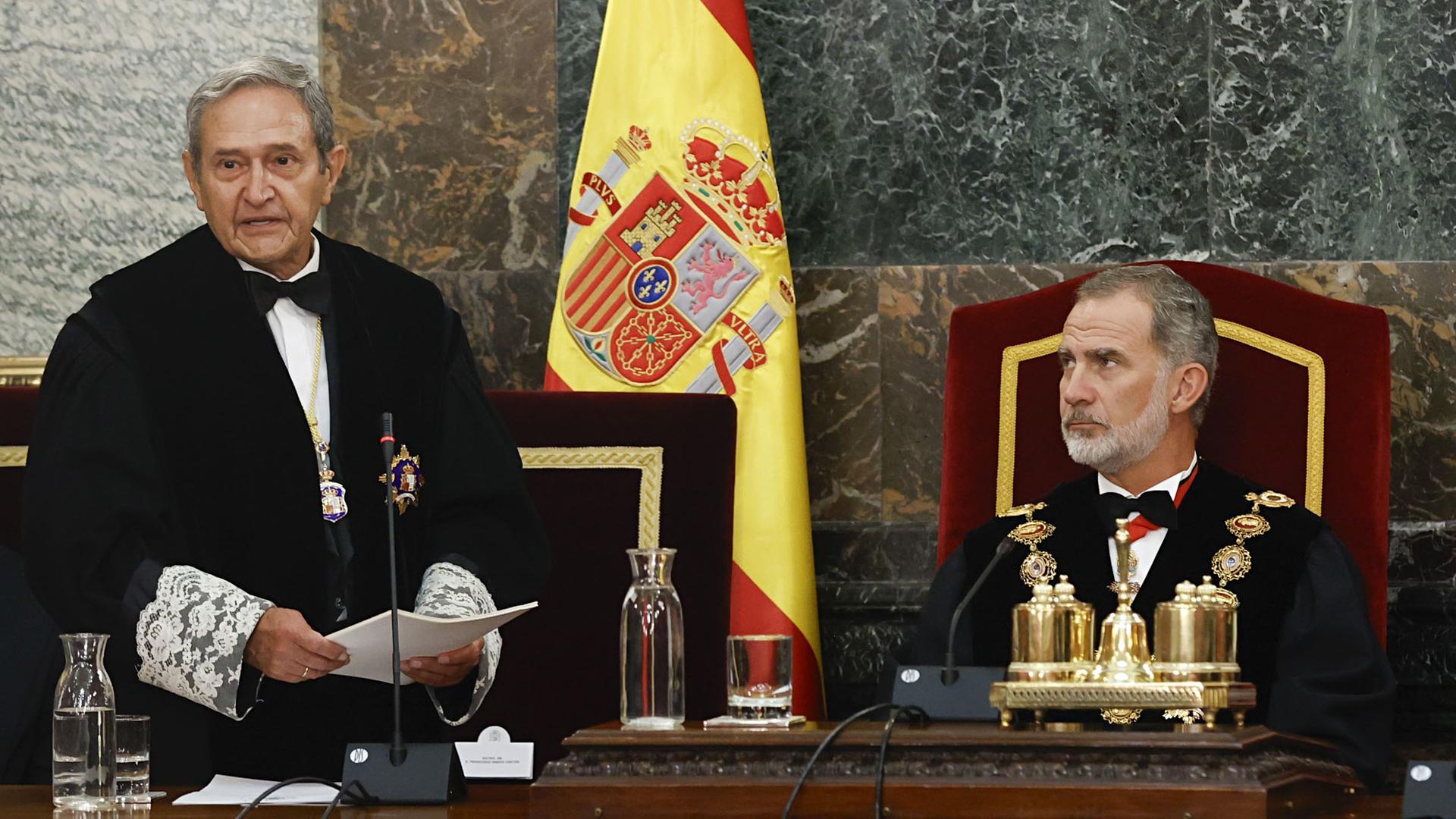 El rey Felipe VI escucha el discurso del presidente interino del Tribunal Supremo Francisco Marín Castán, durante el acto de apertura del Año Judicial 2023-2024