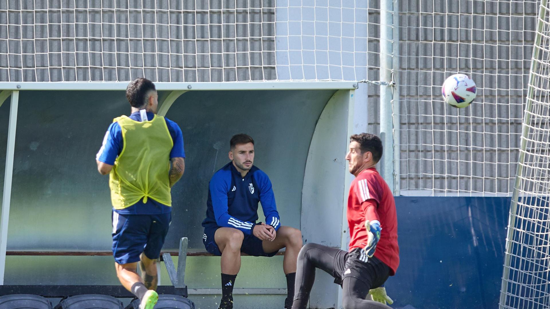 Moncayola observó el entrenamiento desde el banquillo. j.p. urdíroz