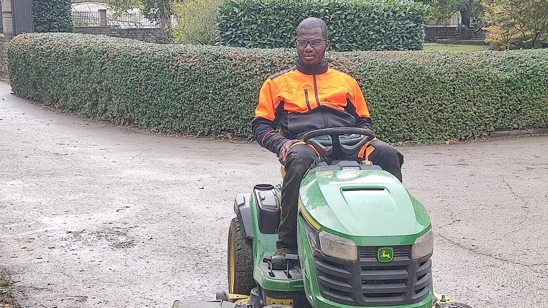 Thierno Madjou Diallo, en su trabajo como jardinero